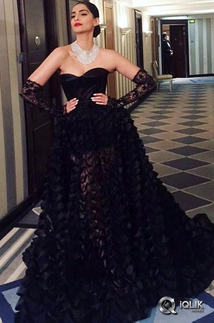 Sonam-Kapoor-at-Cannes-2016